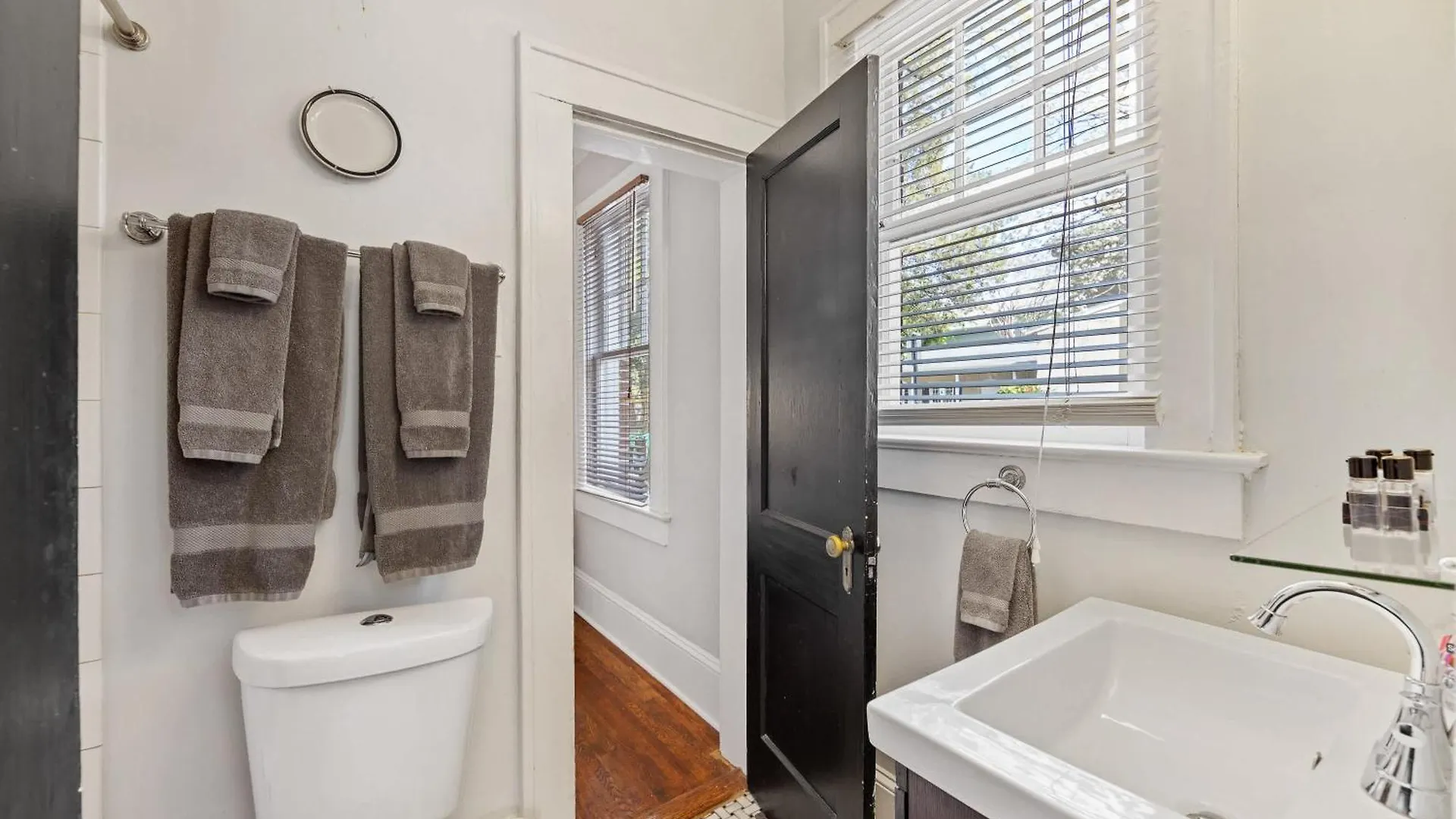 שרלוט Luxurious Myers Park Living With Screened Porch